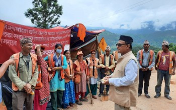 बैतडीमा लेन्थवर्करहरुले तोडे अनसन 